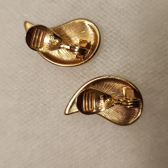 Vintage 1980s Monet Black Enamel and Gold-Tone Teardrop Clip On Earrings - Picture 5 of 11